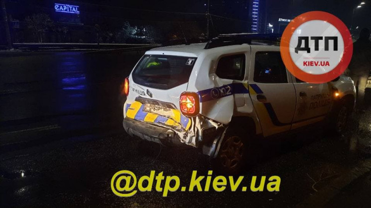 У Києві позашляховик врізався в авто пол…