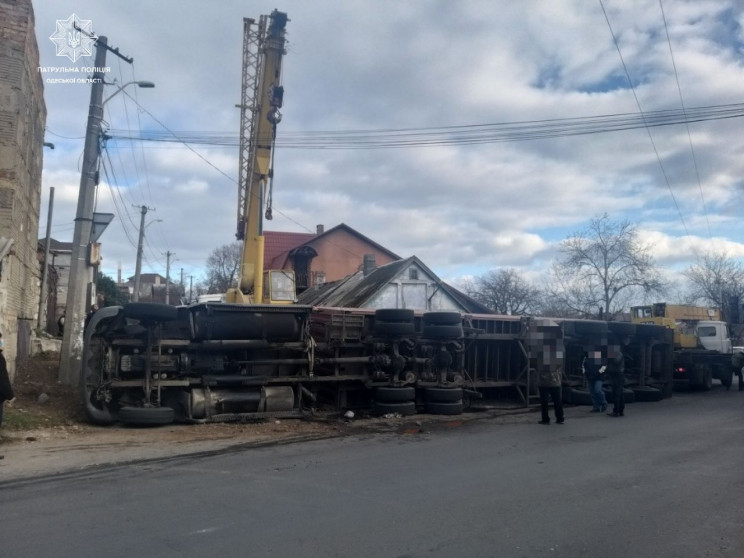 В Одесі вантажівка врізалася в будівлю і…