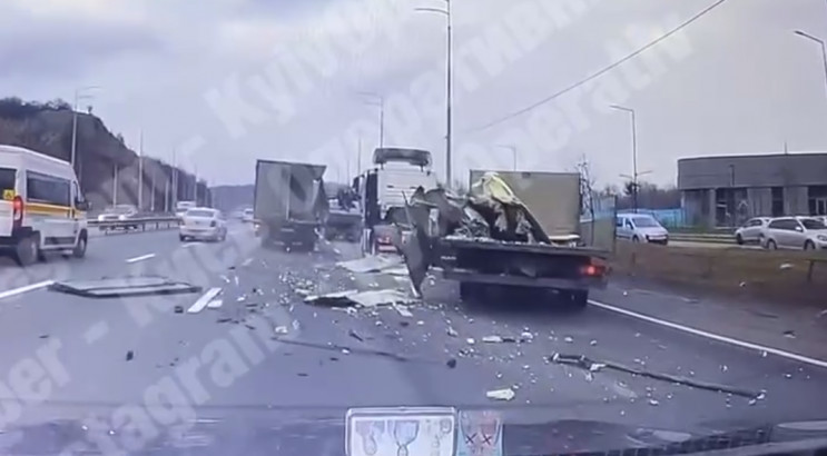 У Києві на Столичному шосе зіштовхнулись…