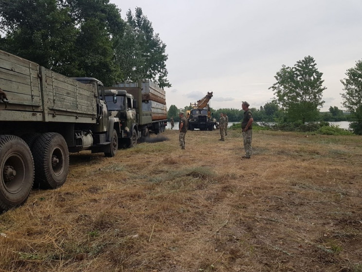 У Дніпрі почали будувати понтонний міст…