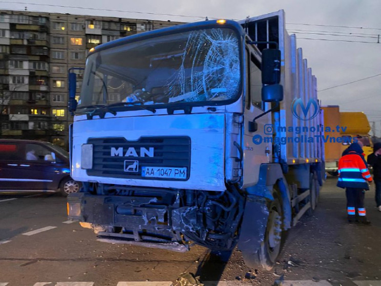 В Киеве мусоровоз на скорости протаранил…