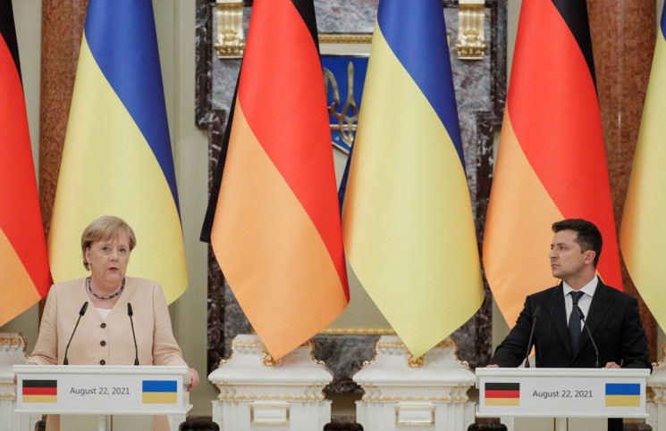 Меркель угрожает России санкциями в случ…