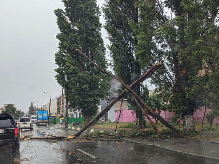 Найвищий рівень небезпеки: У Києві оголо…