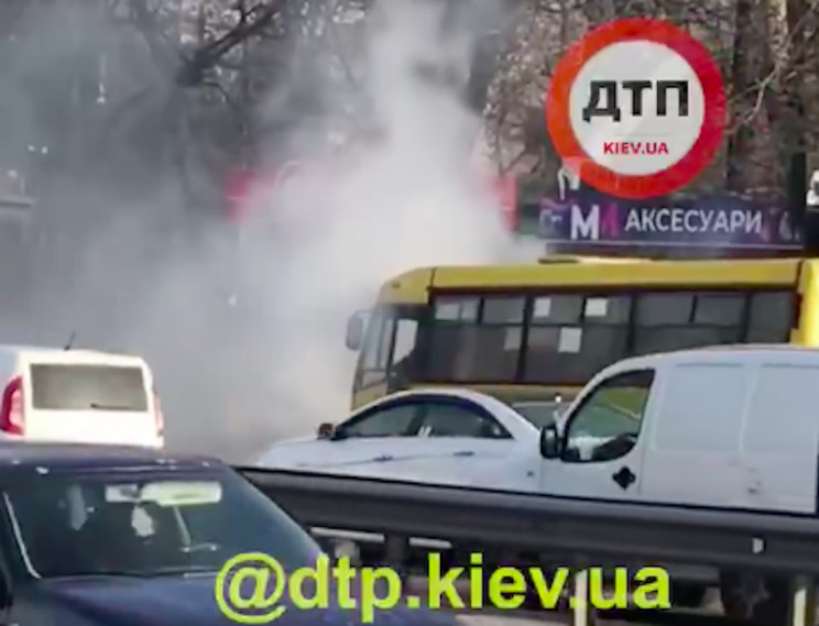 У Києві під час руху загорілась маршрутк…