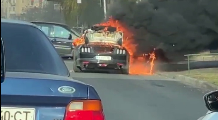 У Києві під час руху вщент згорів Ford M…