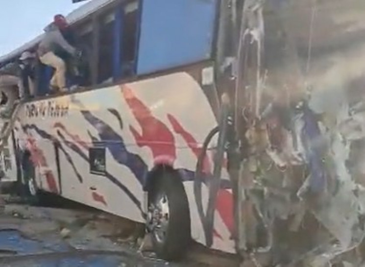 В Мексике автобус врезался в дом, около…