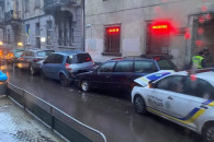 Поліцейські у Львові протаранили припарк…