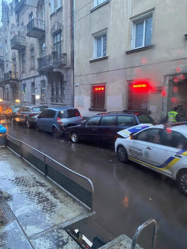 Поліцейські у Львові протаранили припарк…