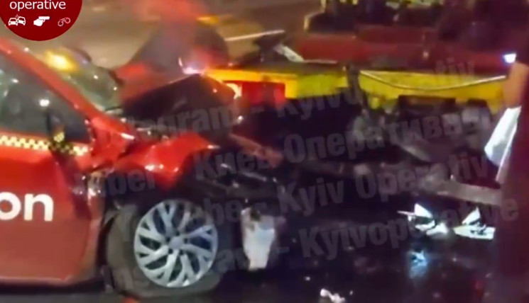 У Києві таксі Uklon протаранило евакуато…