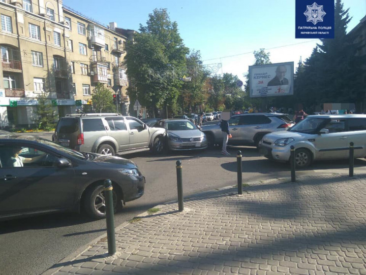 В центре Харькова три авто не поделили п…