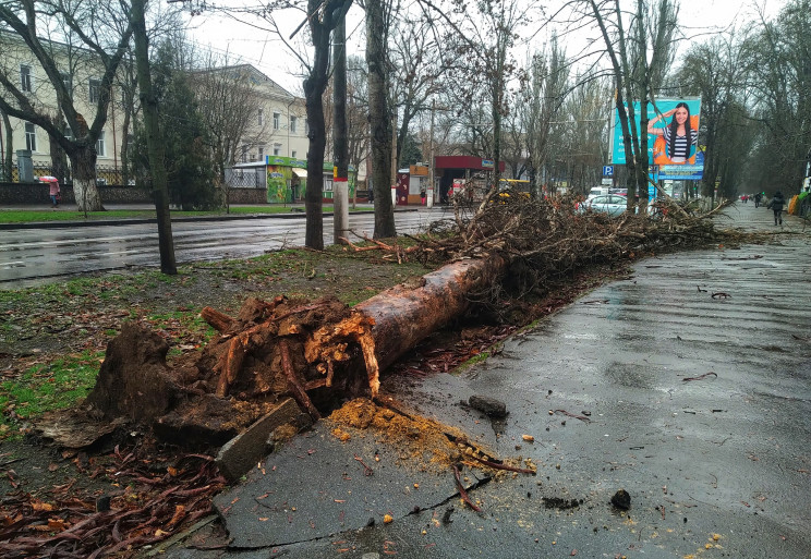 На центральному проспекті Херсона впало…