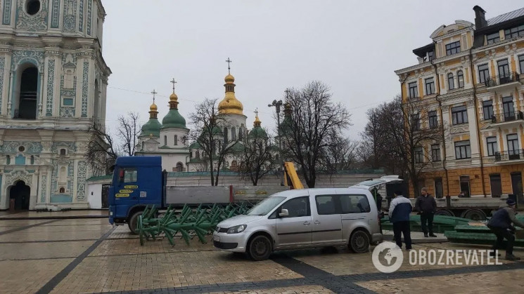 У Києві почали встановлювати головну яли…