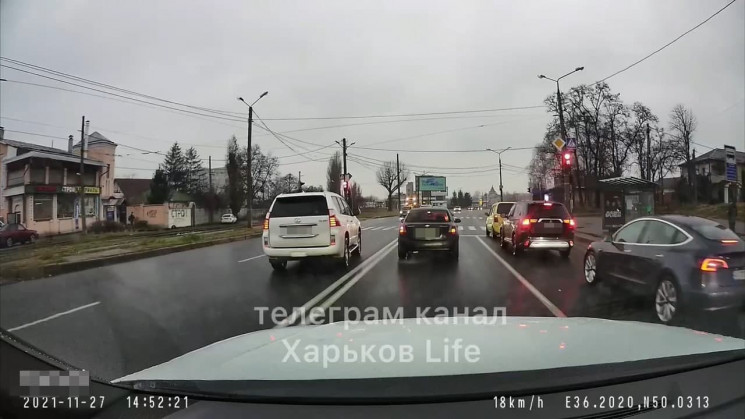 В Харькове водители помогли копам разобл…