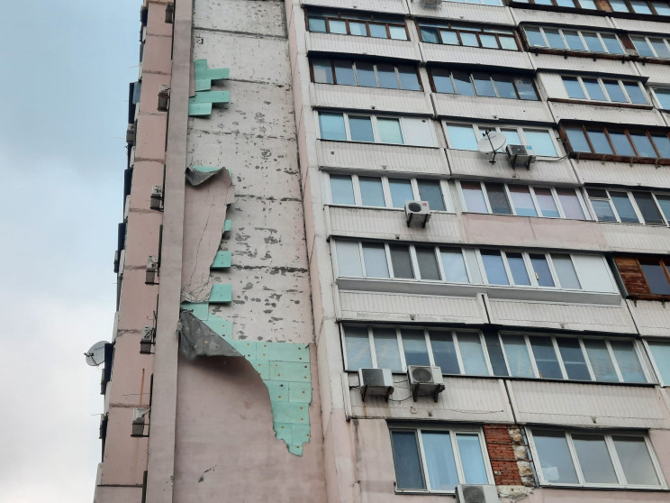 У Києві сильний вітер зірвав утеплювач з…