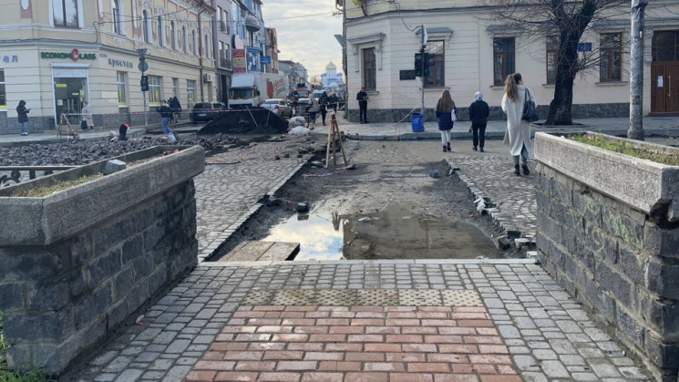 На ремонт площі Петефі в Ужгороді з місь…