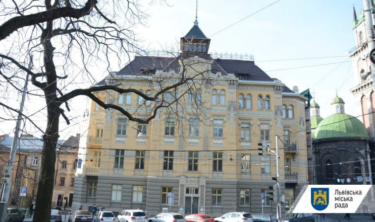 У Львові відреставрували частину фасаду…