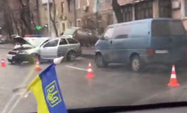 У Києві легковик відкинуло на 10 метрів…