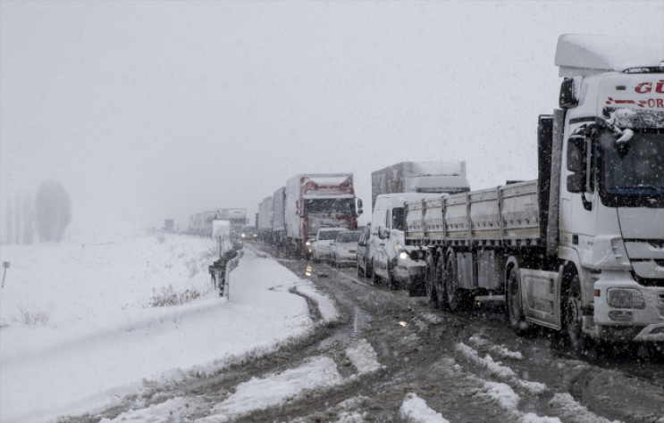 В Турции сильный снегопад парализовал дв…