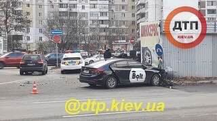 У Києві таксист хотів "проскочити", але…