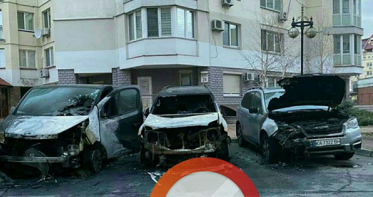 У Києві на Оболоні вщент спалили автівки…