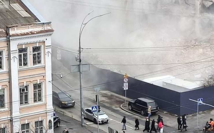 Пыль летит на прохожих: В Киеве продолжа…