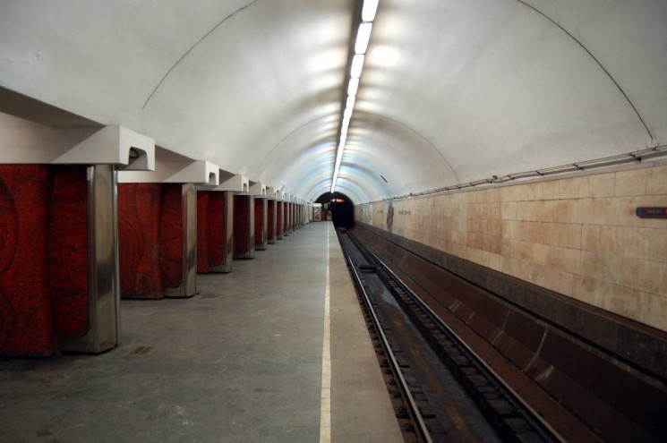 У Києві зупинили метро через падіння люд…