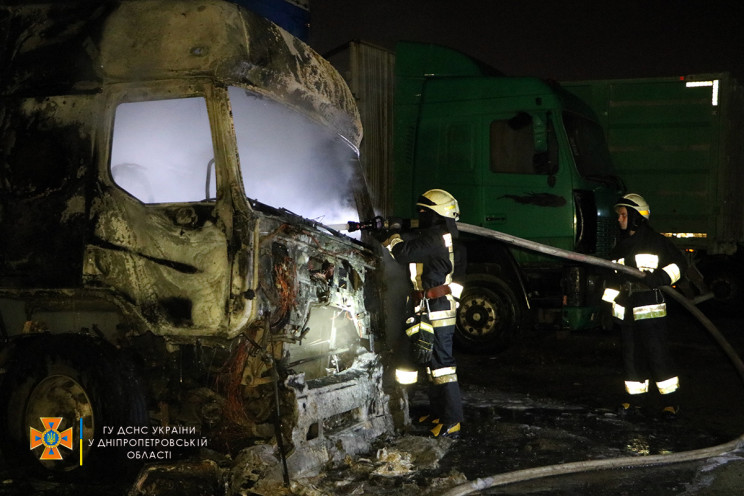 В Днепре на СТО сгорел грузовик…