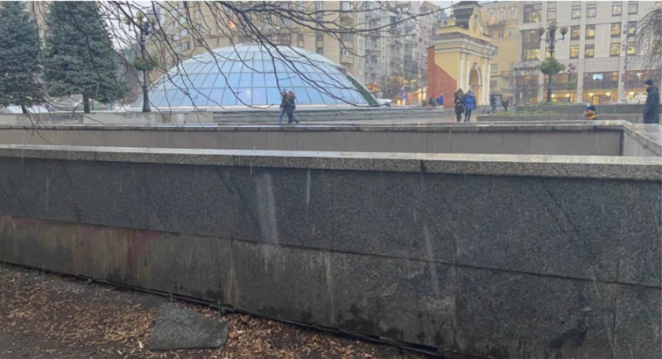 В Киеве активисты отмыли от граффити фон…