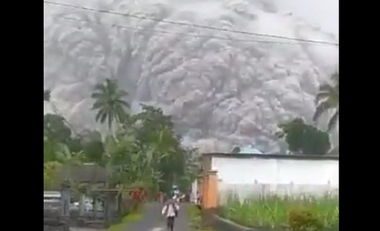 В Индонезии люди спасаются от гигантског…