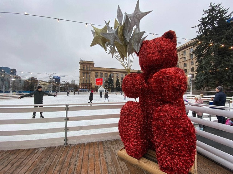 Відкрили ковзанку і встановлюють ялинки:…