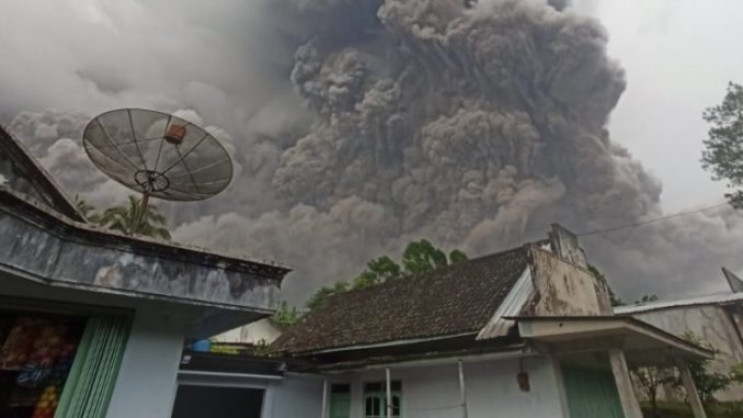Вулкан в Індонезії вбив уже 13 людей, де…