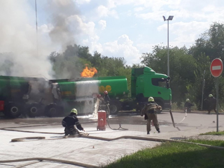 В Запорожье на заправке загорелся бензов…