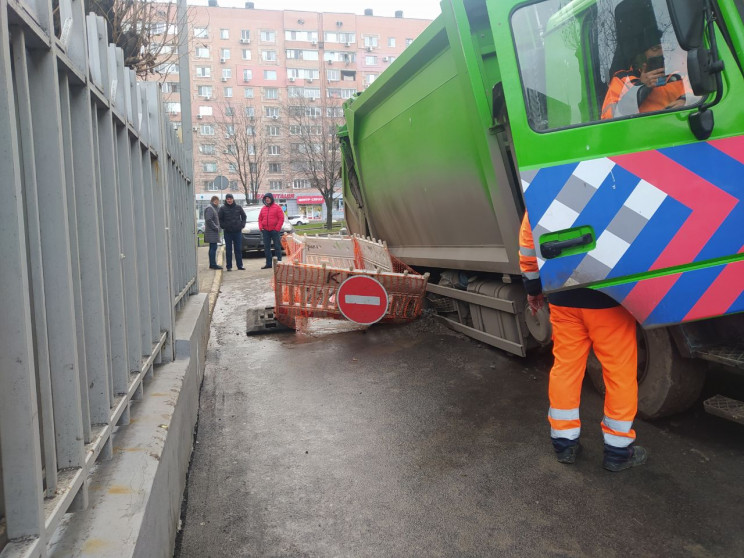 У Дніпрі під сміттєвозом провалився асфа…