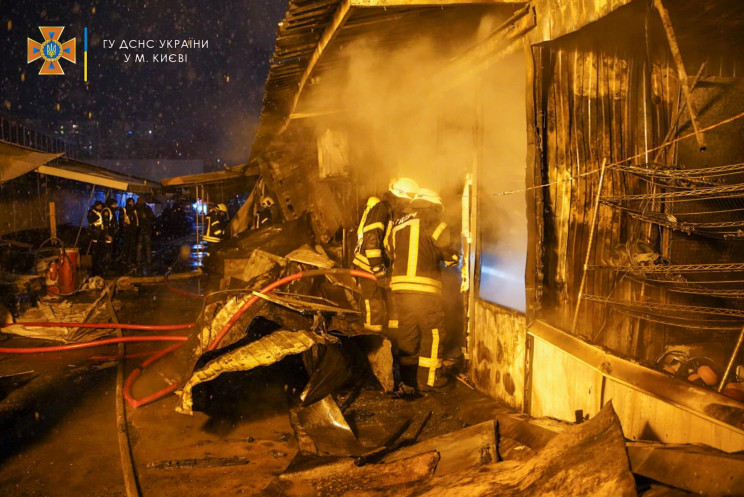 Пожар на рынке "Оболонь" в Киеве: В ГСЧС…