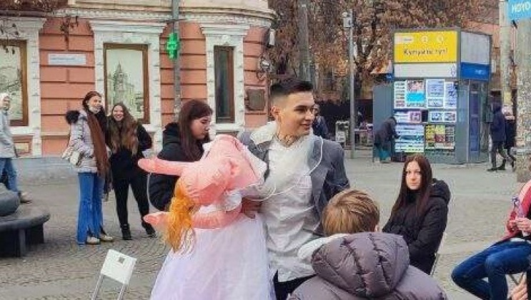 В центре Днепра мужчина устроил свадьбу…