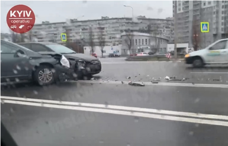 У Києві водій Chevrolet влаштував ДТП бі…