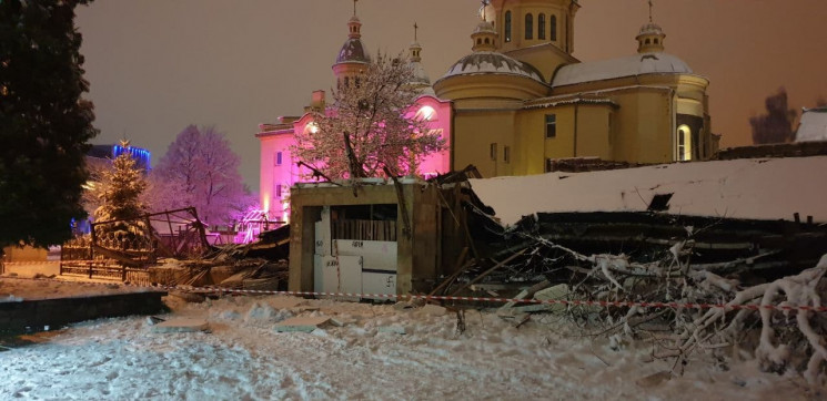 Не витримала снігу: У Львові обвалилася…