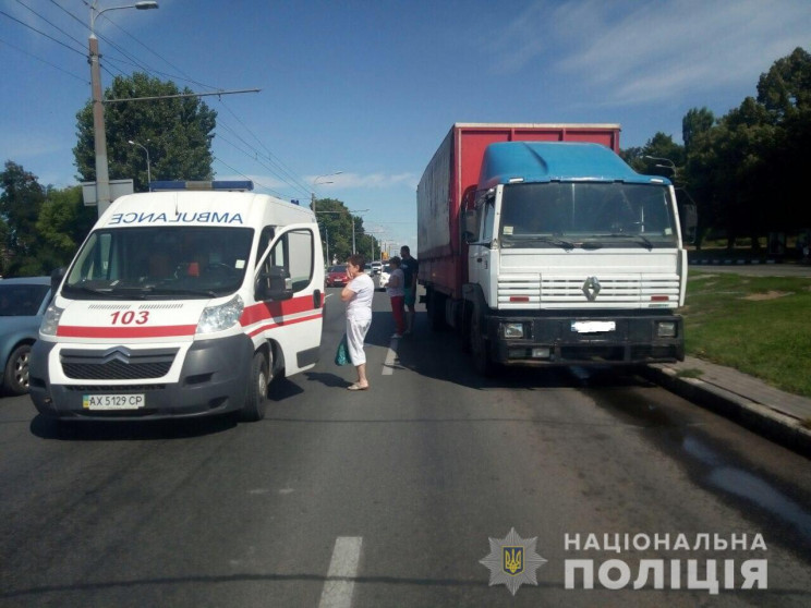 В Харькове грузовик сбил беспечного пеше…