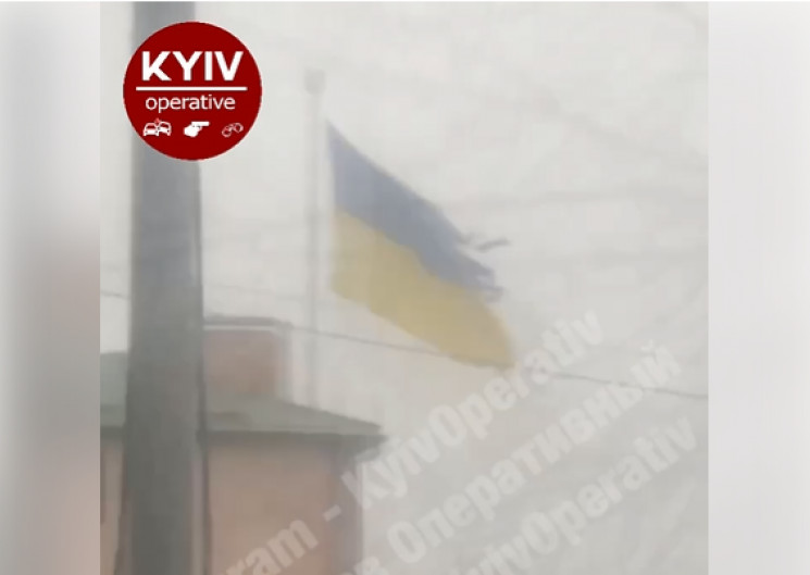 В Киеве ветер разорвал самый большой фла…