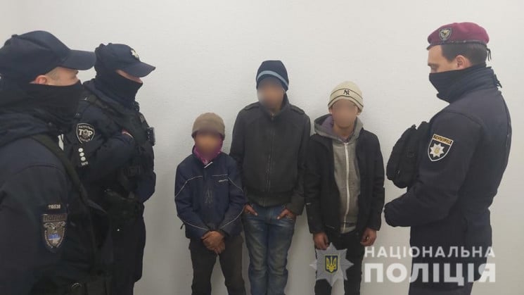 В Ужгороді поліцейські затримали сімох п…