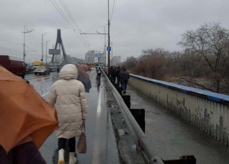 Люди йшли пішки: У Києві через негоду зу…