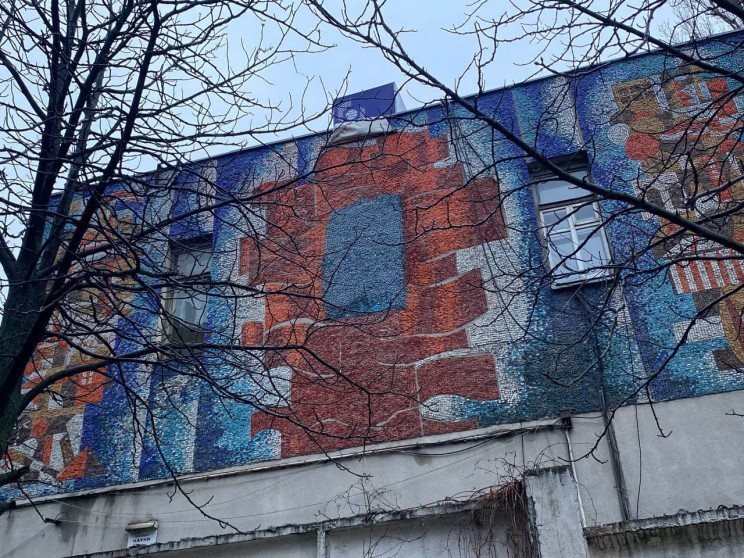 У Києві на проспекті Науки зафарбували п…