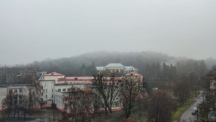 Київ накрило густим туманом: Як виглядає…
