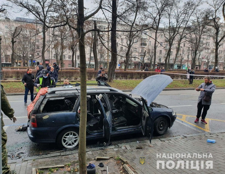 У Дніпрі автівка загорілася після пострі…