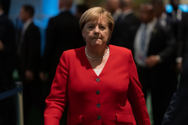 "Наконец-то дома": Меркель появилась в р…