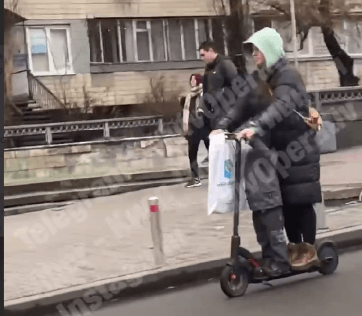 В Киеве женщина с ребенком мчалась на са…