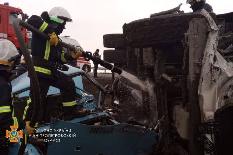 Два человека погибли: Под Днепром на тра…