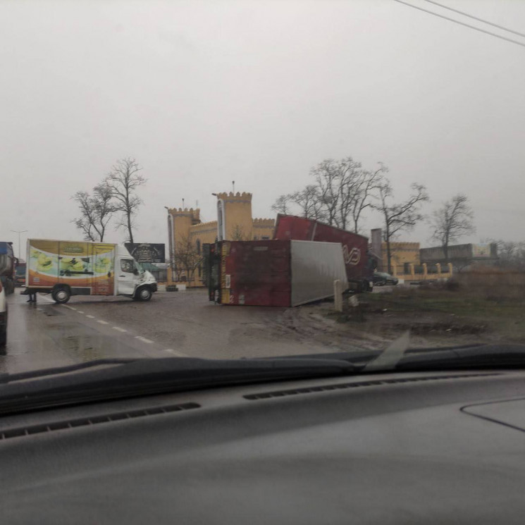 Под Одессой столкнулись два грузовика…