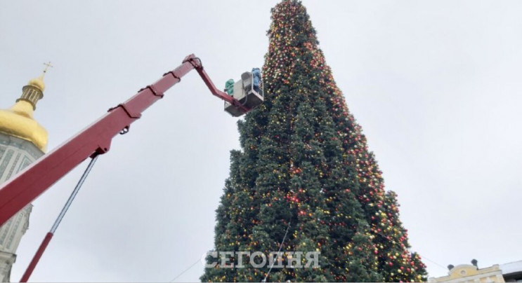 В Киеве на Софийской площади заканчивают…