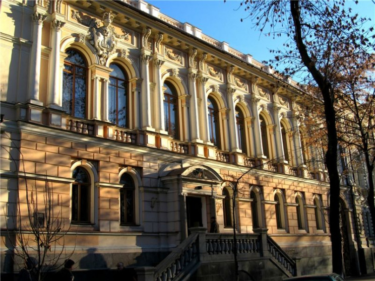 В Киеве на фасаде музея Ханенко установя…